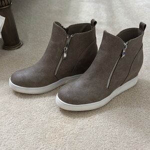 Journee Collection Taupe/Gray Ankle Booties